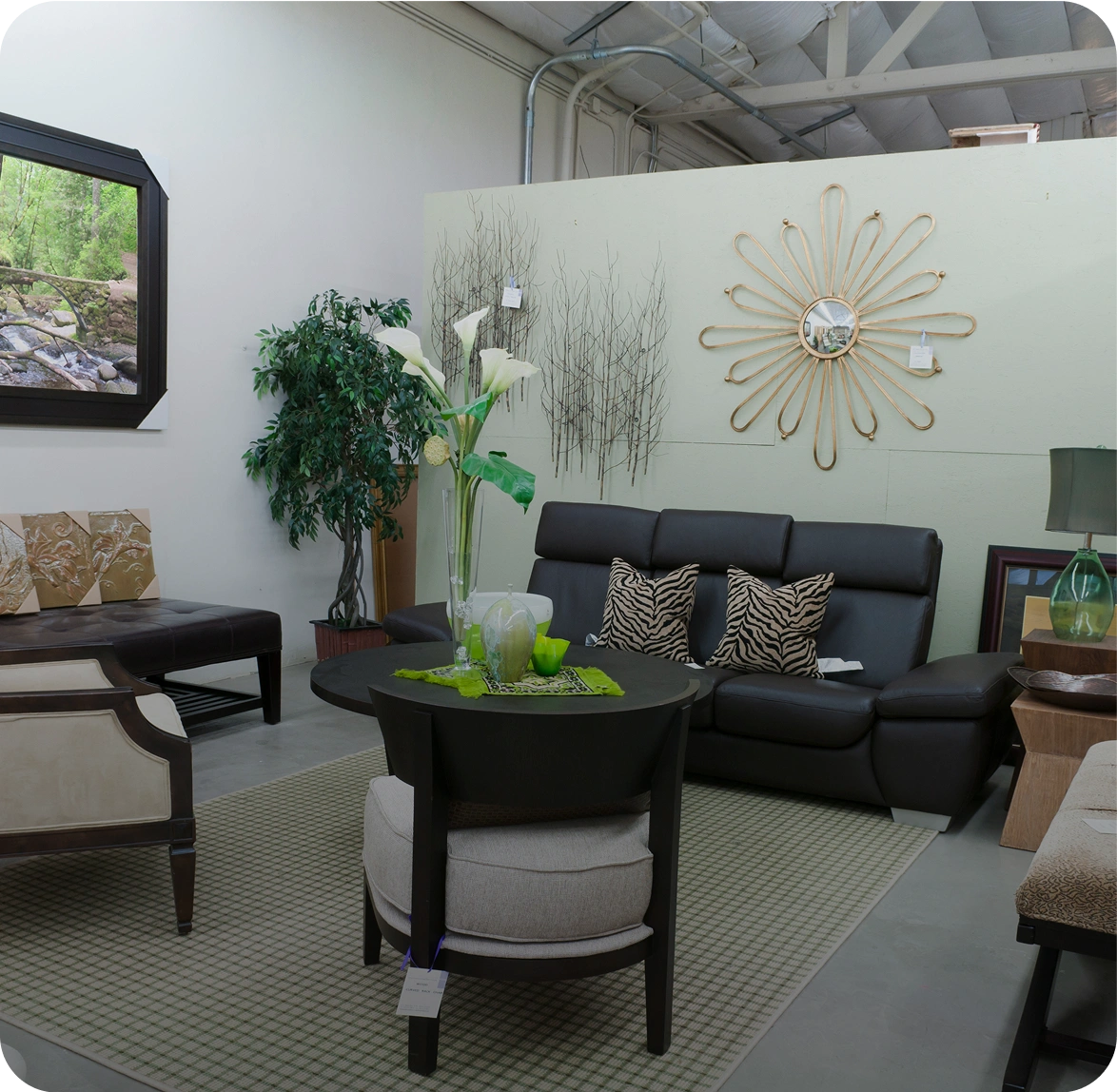 Modern living room with stylish furniture arrangement.